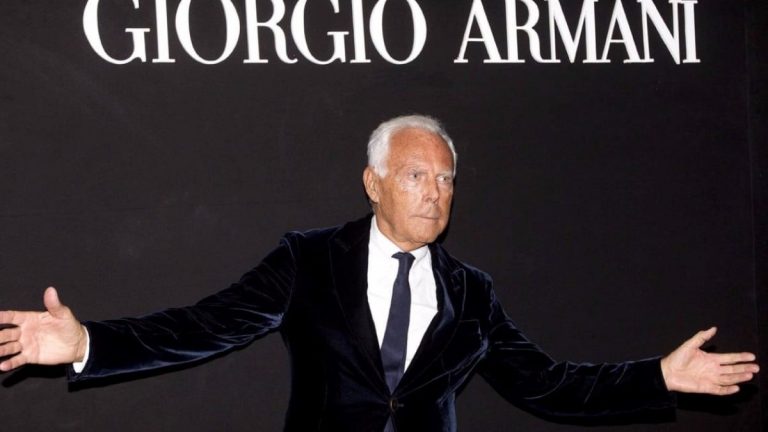 Armani ritorna con le sfilate dal vivo: la prima a Milano