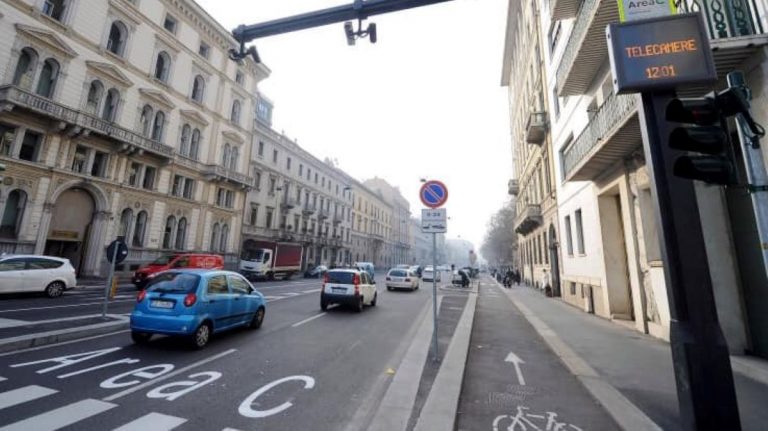 Area B e strisce blu potrebbero ritornare, l’ira del centrodestra
