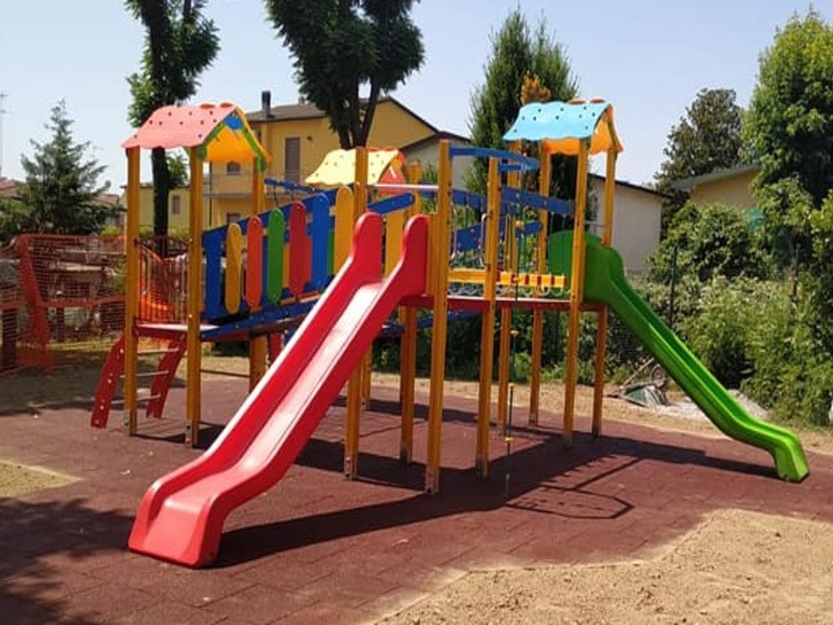 Nuova area giochi con plastica riciclata nel Parco Crocerossine