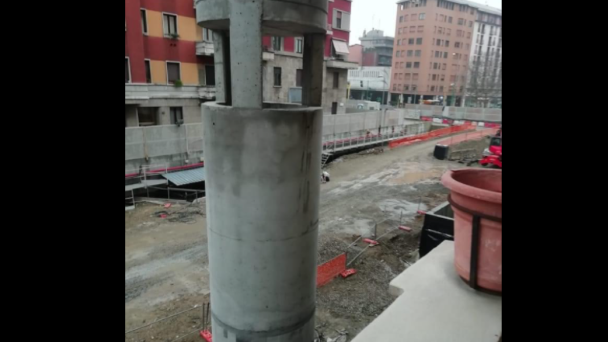 Cantiere della M4 a Milano: camini vicino alle finestre dei cittadini
