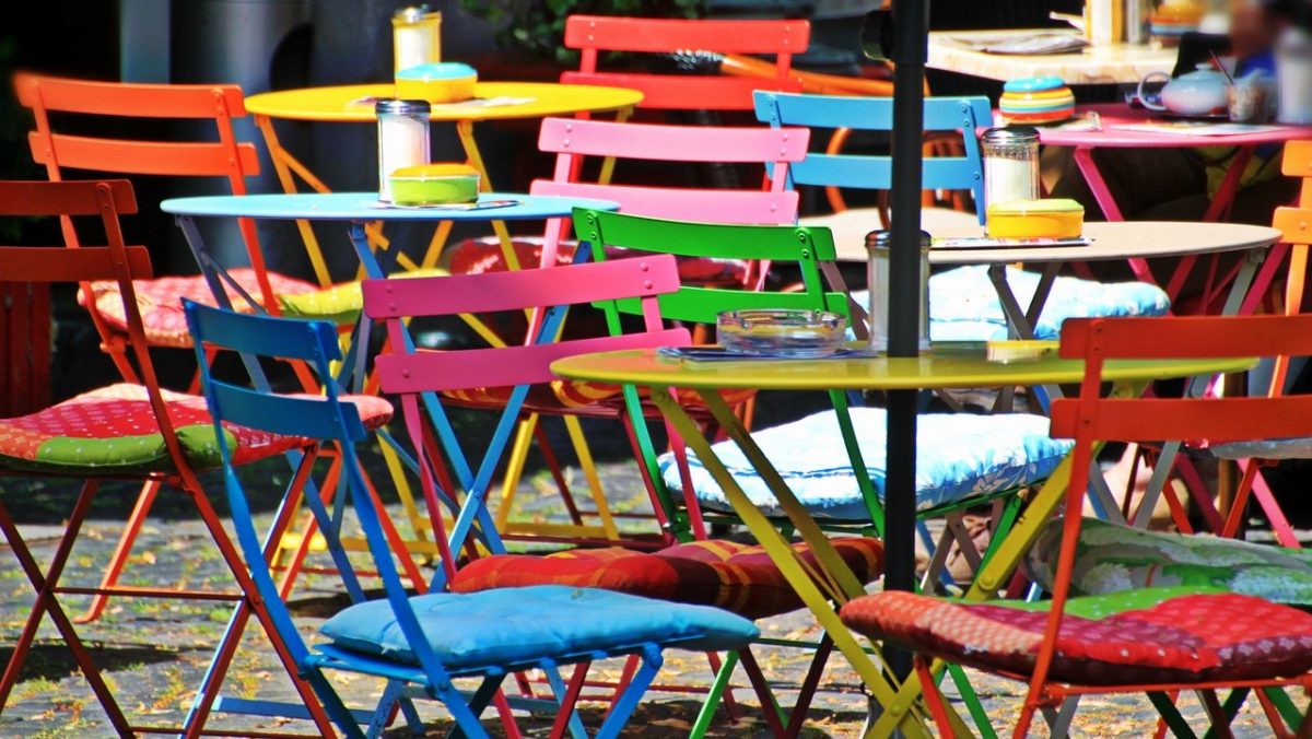 Dehor di bar e ristoranti: le conseguenze a Milano su parcheggi e verde