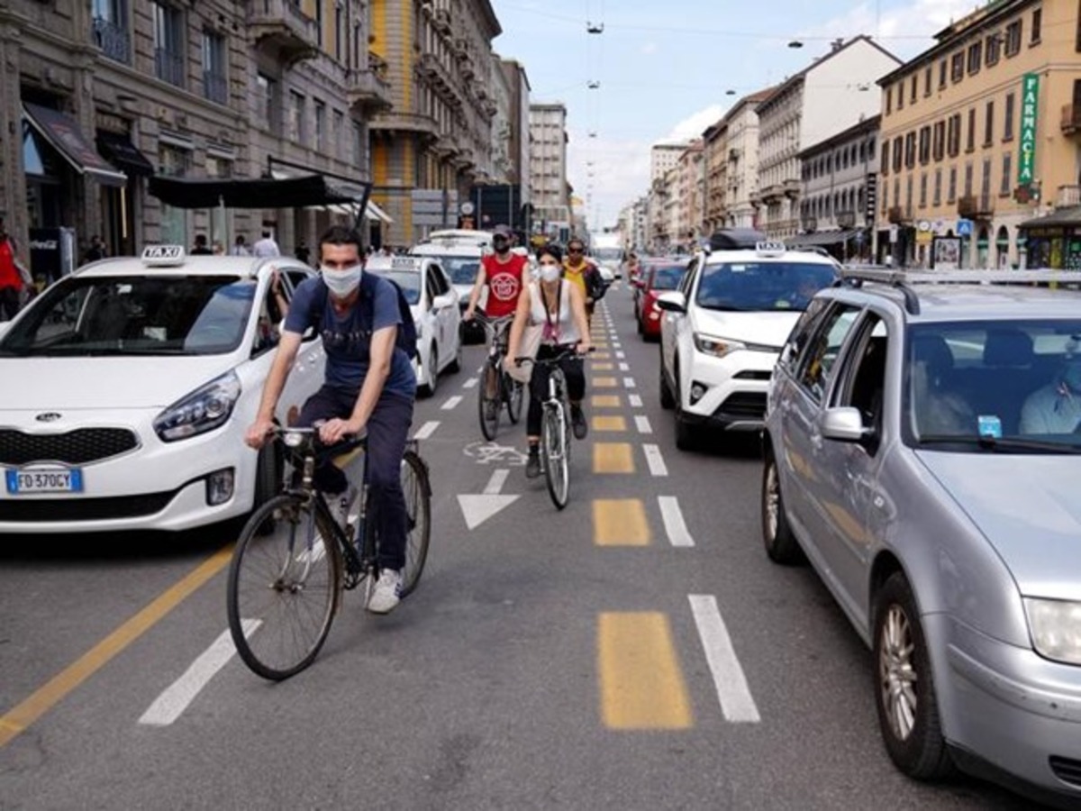 Ciclabile Corso Buenos, i commercianti dicono no: l’81% vuole spostarla