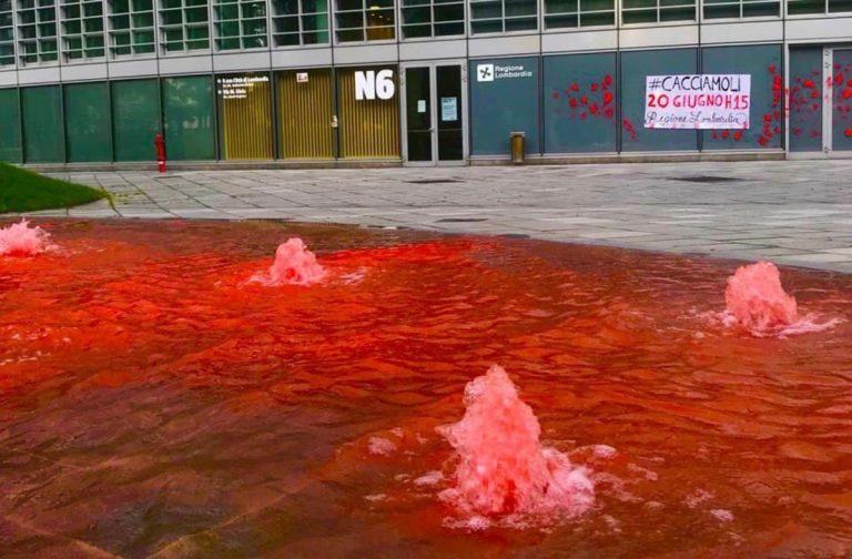 La fontana di Palazzo Lombardia si tinge di rosso: i motivi del gesto