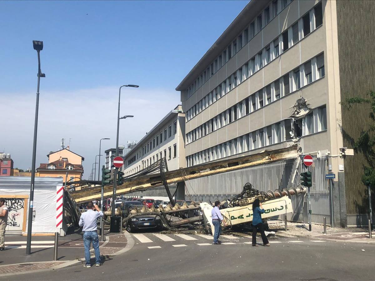 Crolla trivella in via Serio a Milano: danneggiate le auto in sosta
