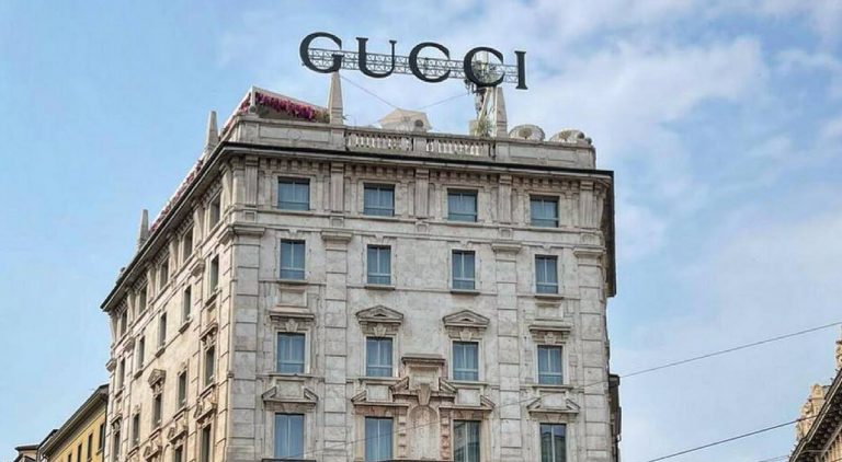Insegna Gucci piazza Duomo