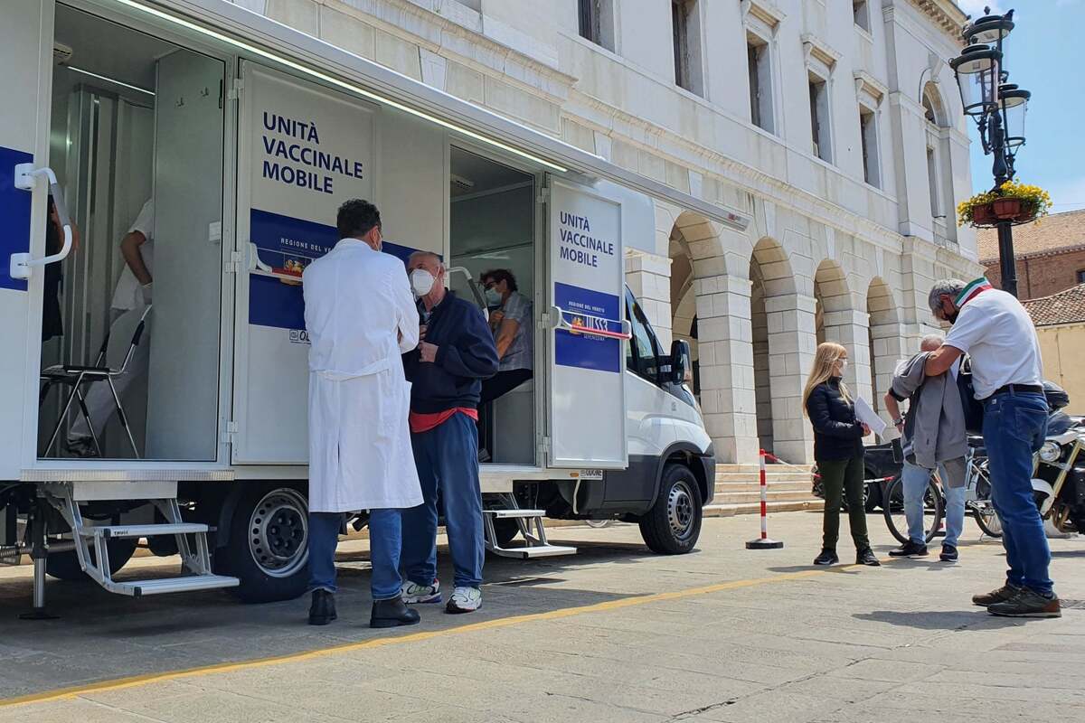 Vaccini senza prenotazione: i camper a Milano per gli over 60