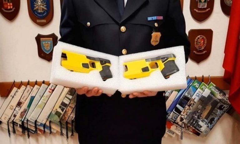 Taser polizia Milano