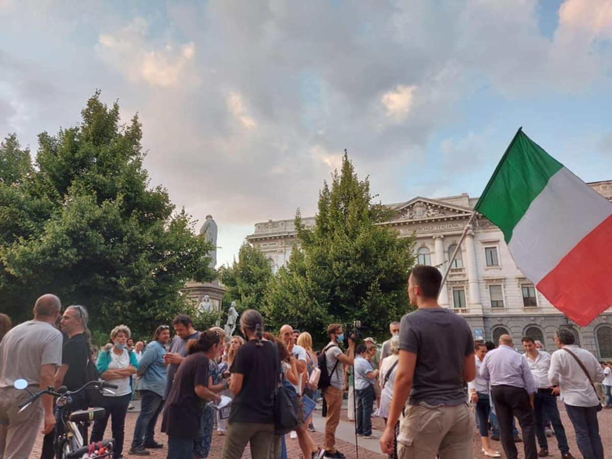 Manifestazione Green Pass Milano: solo 200 persone in piazza Scala
