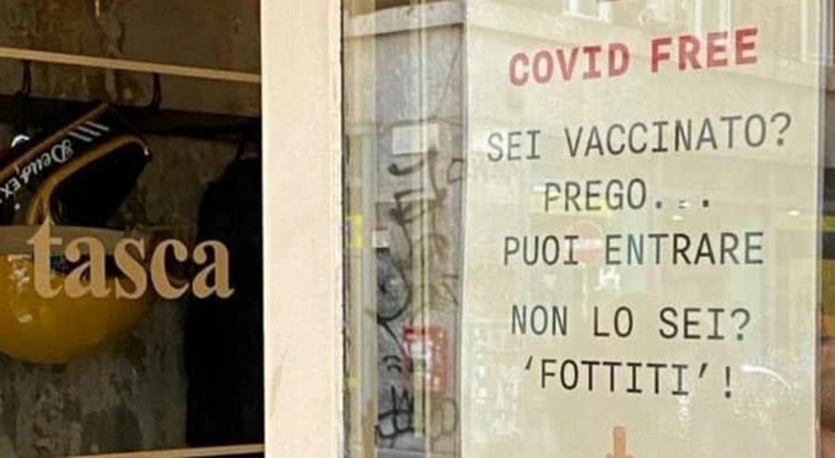 “Non sei vaccinato? Fottiti”, ristoratore costretto a togliere il cartello