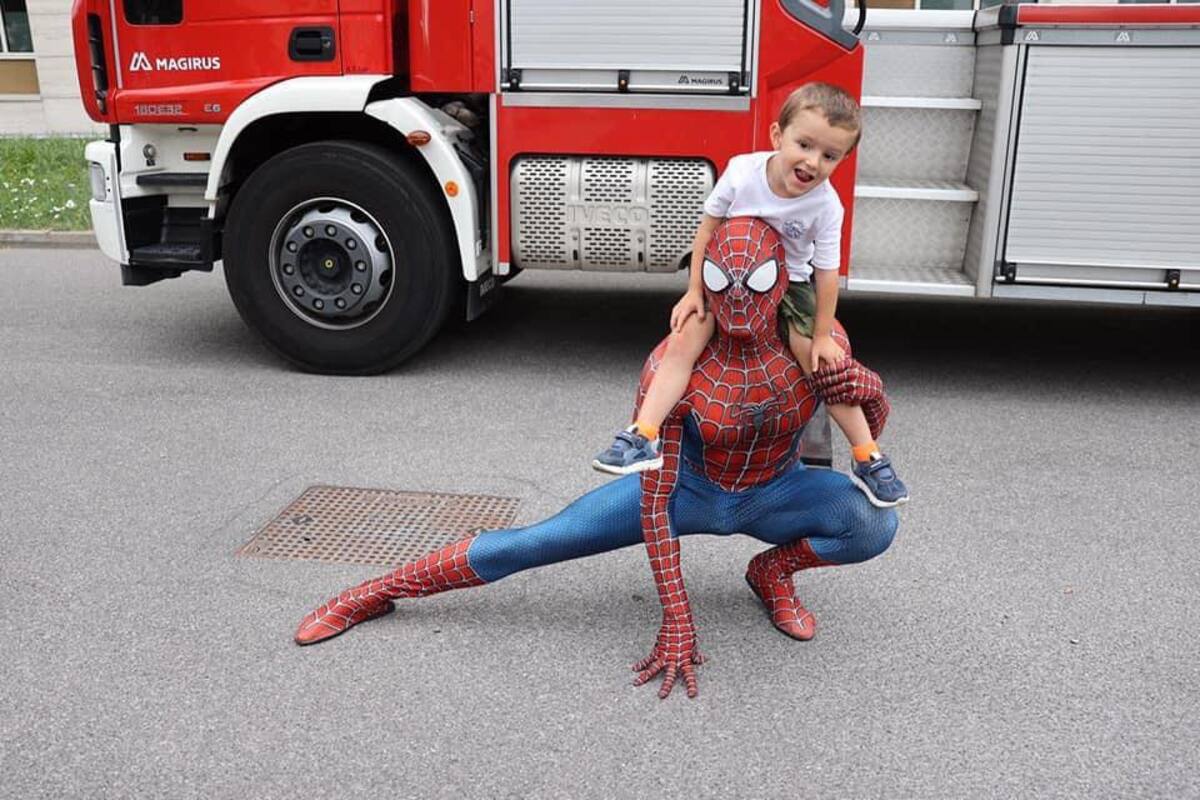 Spiderman fa visita al reparto pediatrico del Niguarda