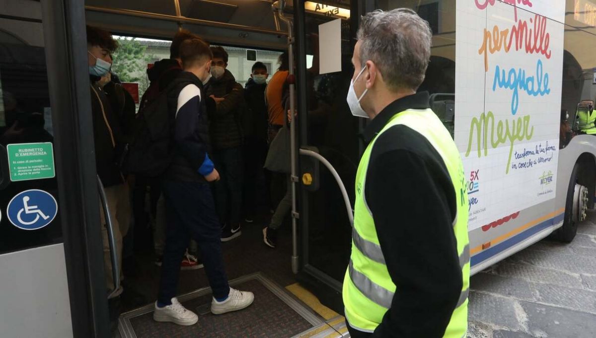 Controllori anti-covid sui mezzi pubblici, dubbi sull’attuazione a Milano