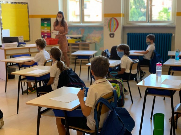 Distanziamento banchi scolastici