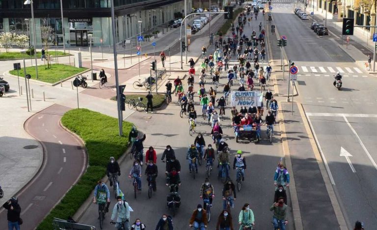 Fridays for Future Milano: manifestazione per lo Sciopero Globale per il Clima 2021