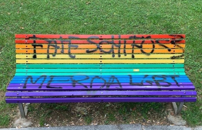 panchina arcobaleno imbrattata