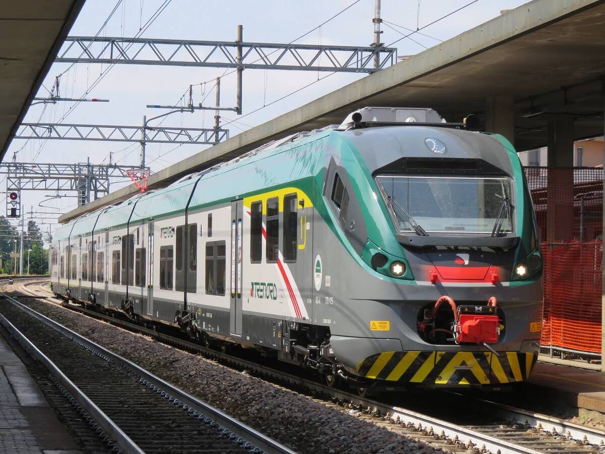Macchinista di Trenord obbligato a fermarsi: aveva il Green Pass scaduto