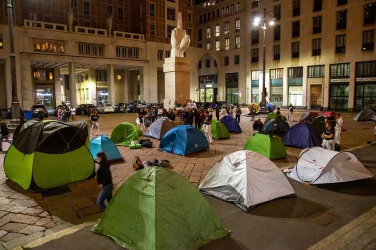 Gli attivisti per il clima bloccano l’ingresso della Borsa di Milano
