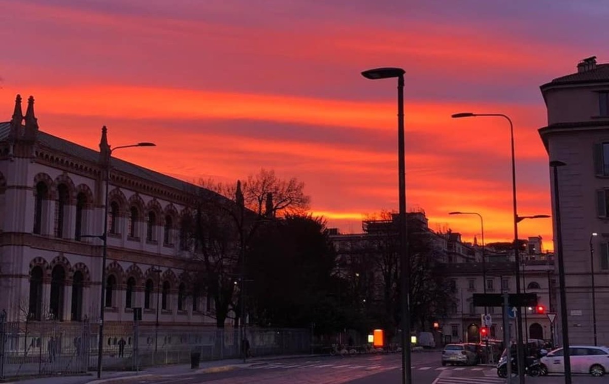 Alba rossa a Milano: lo spettacolo di lunedì 25 ottobre