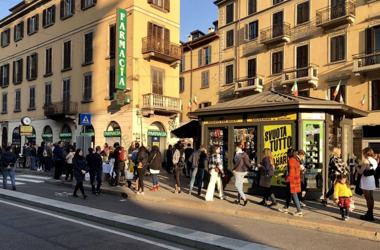 la fila per i tamponi in farmacia a milano