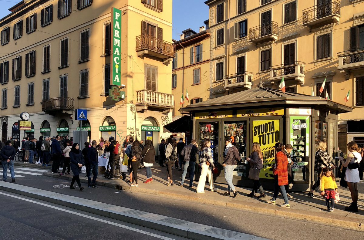 Green Pass obbligatorio, code fuori dalle farmacie di Milano: record di tamponi