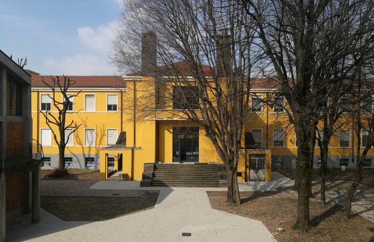 Liceo Boccioni, no alla tampon tax: scatole decorate e assorbenti gratuiti nei bagni
