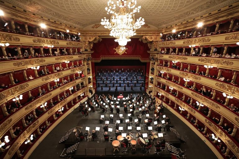 Prima della Scala: niente mascherine sul palco del teatro