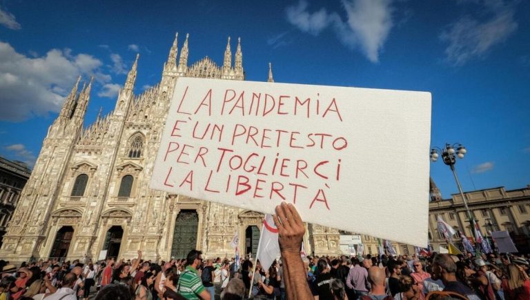 Cortei no green pass, la raccolta firme di Confcommercio