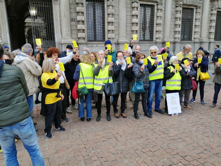 Il flash mob fuori da Palazzo Marino