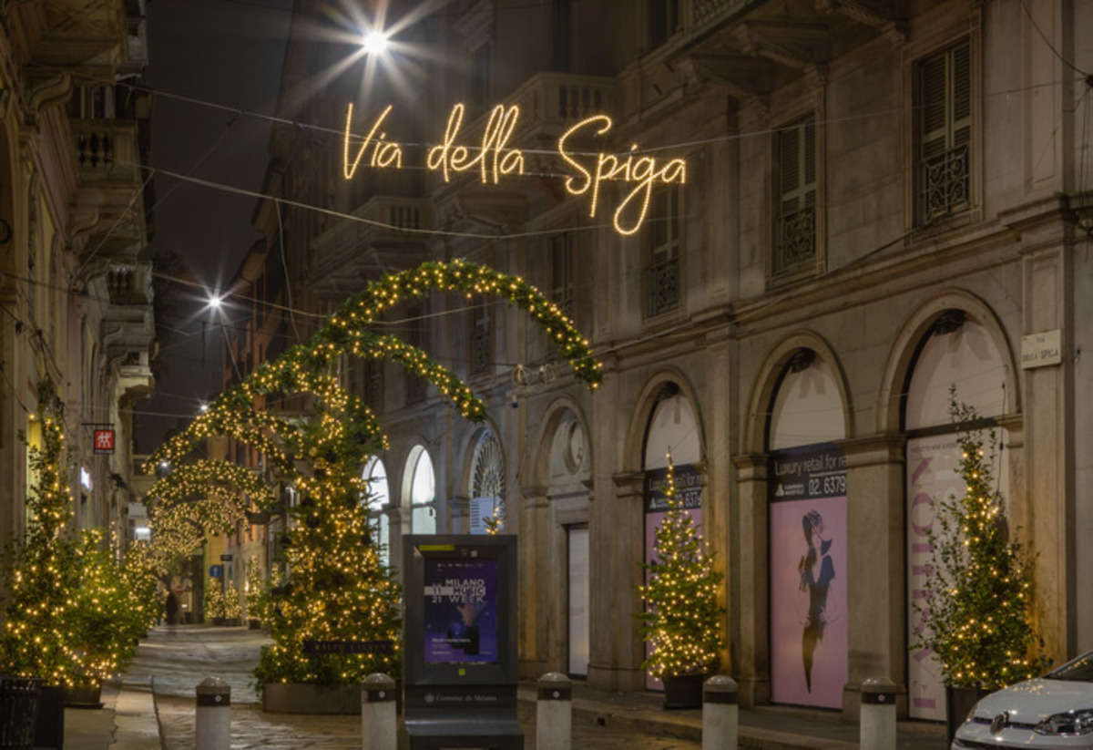 Montenapoleone District: le luci di Natale illuminano il centro di Milano