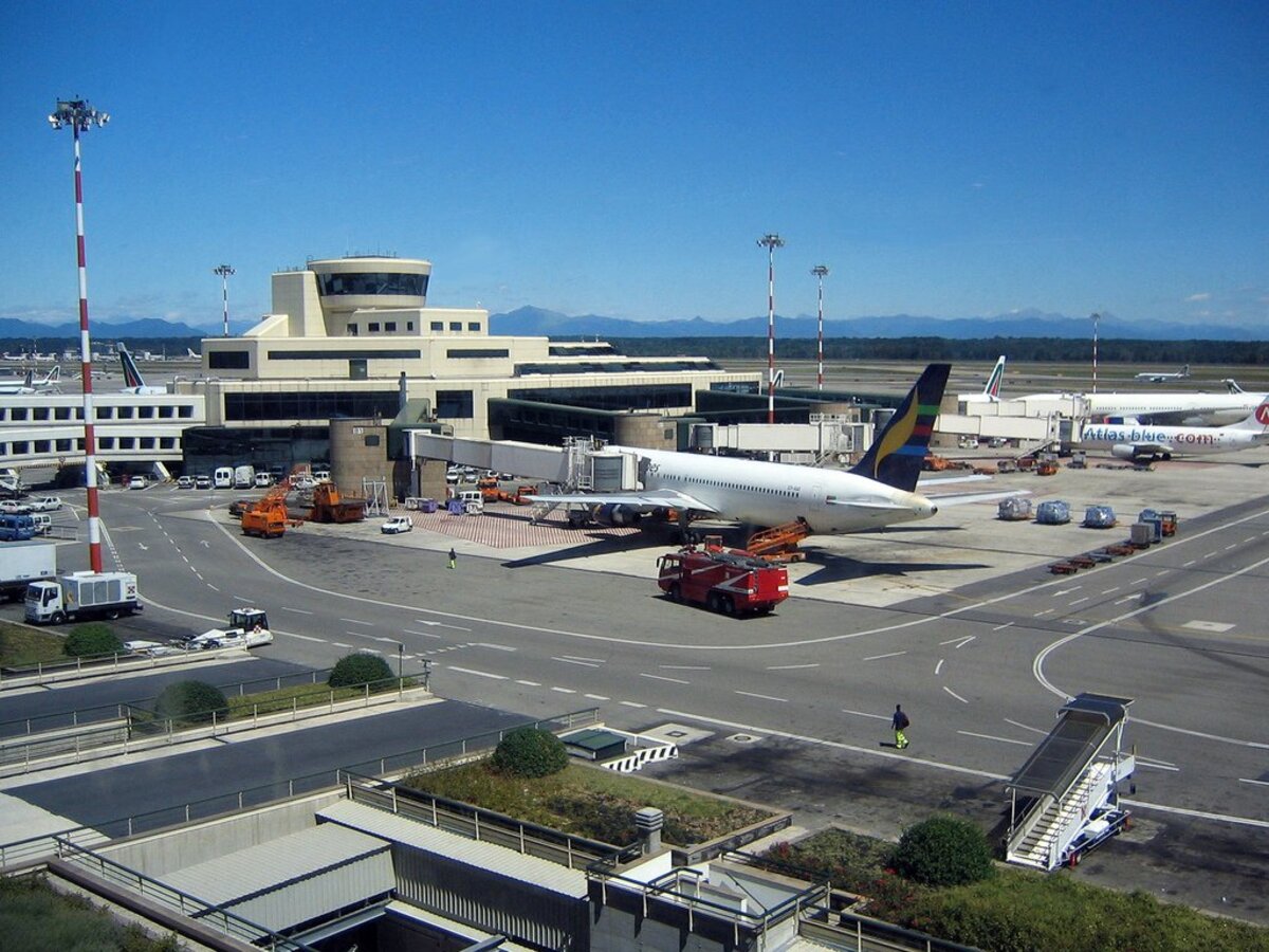 Turismo, negli aeroporti esteri aumentano i voli su Milano: preoccupa la risalita dei contagi