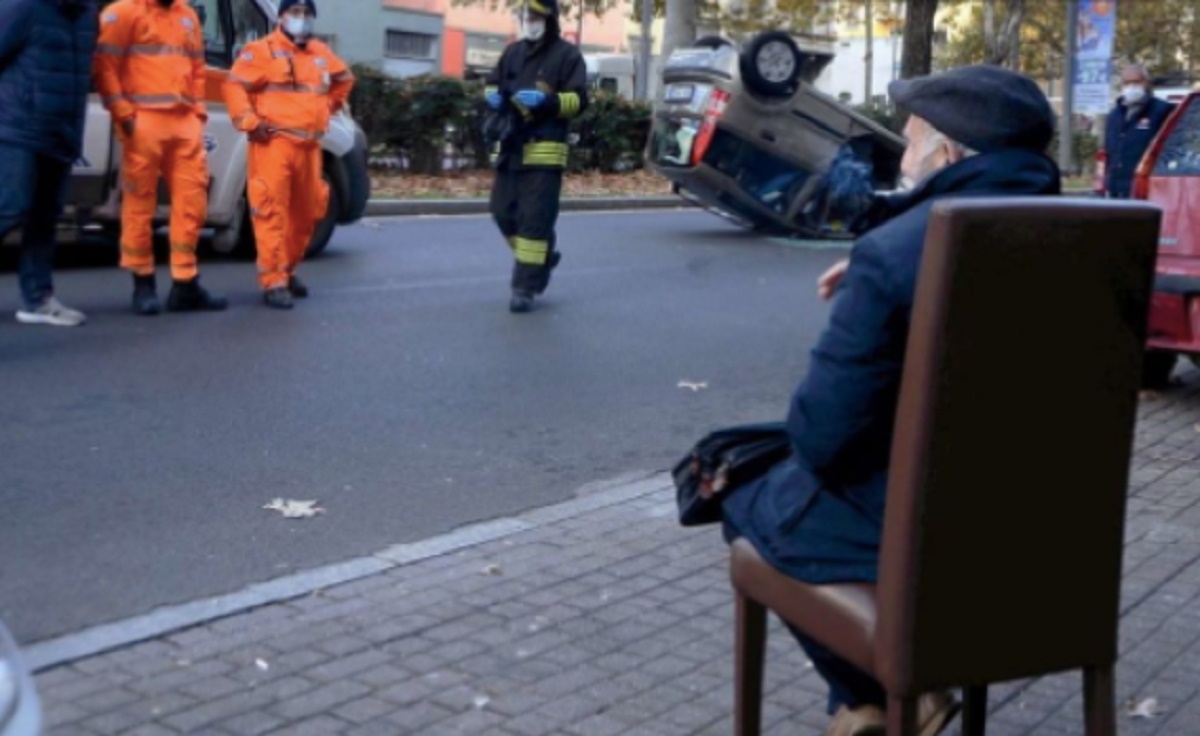 Incidente in viale Toscana, anziano si ribalta con l’auto: si siede e aspetta i soccorsi fumando