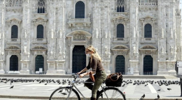 Milano obbligo mascherina aperto