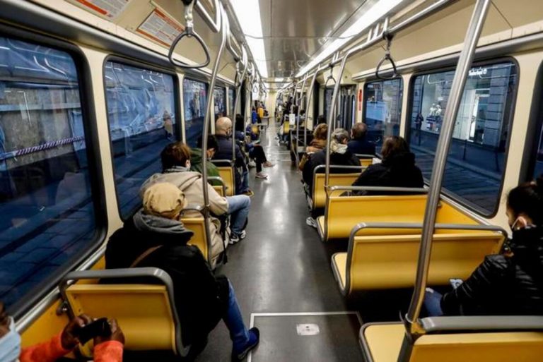 Controlli green pass a Milano: la prima multa sull’autobus