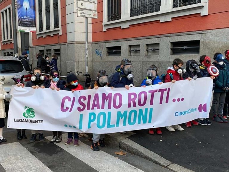 Protesta Legambiente a Milano: “Basta inquinamento, vogliamo respirare aria pulita”