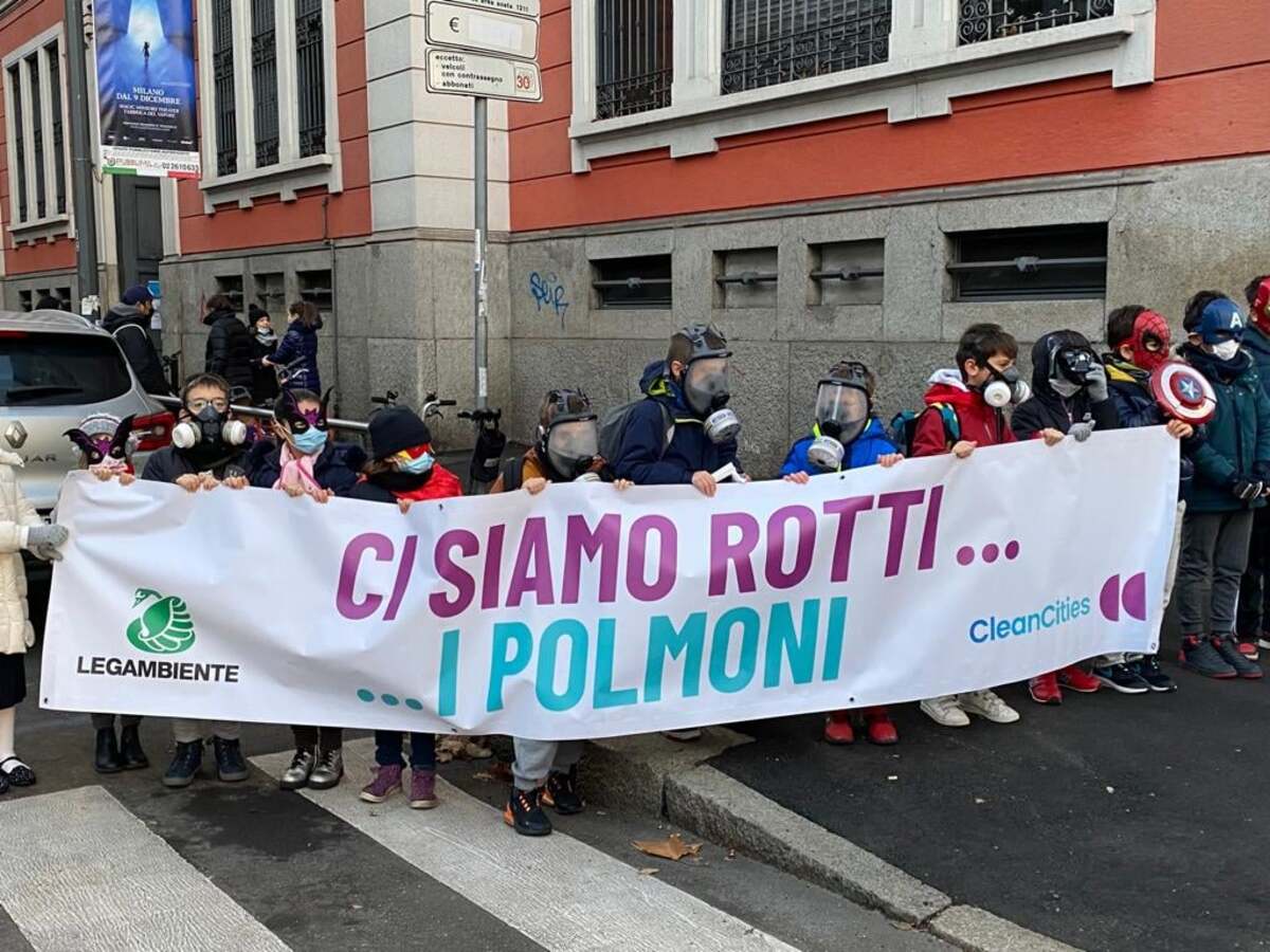Protesta Legambiente a Milano: “Basta inquinamento, vogliamo respirare aria pulita”
