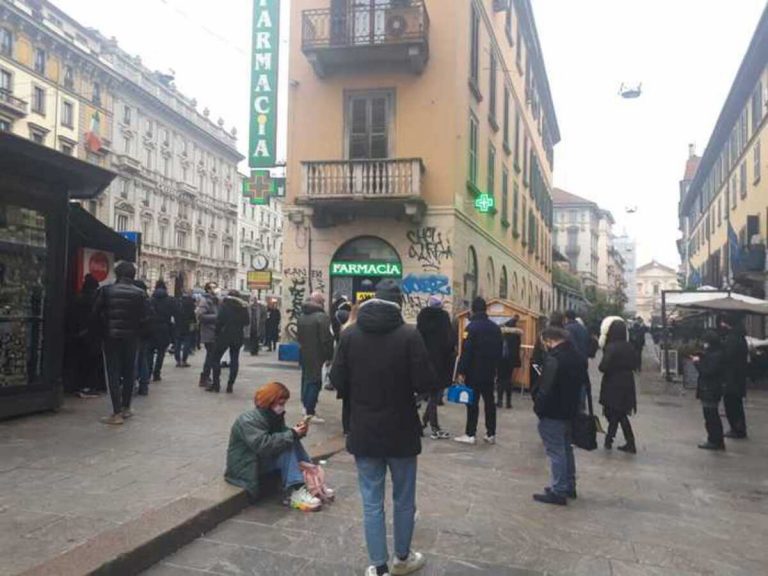 Farmacie prese d’assalto a Milano: la corsa ai tamponi