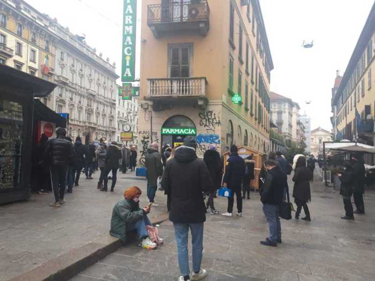 Farmacie prese d’assalto a Milano: la corsa ai tamponi