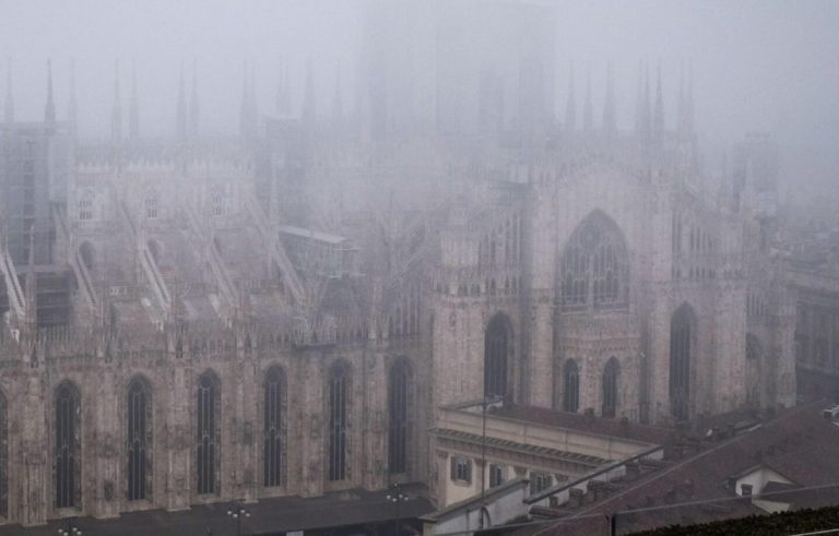 Smog a Milano, scatta il blocco del traffico: quali auto potranno circolare?