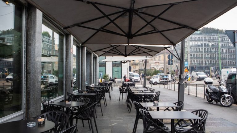 Dehors e marciapiedi senza limiti per bar e ristoranti: maggioranza spaccata