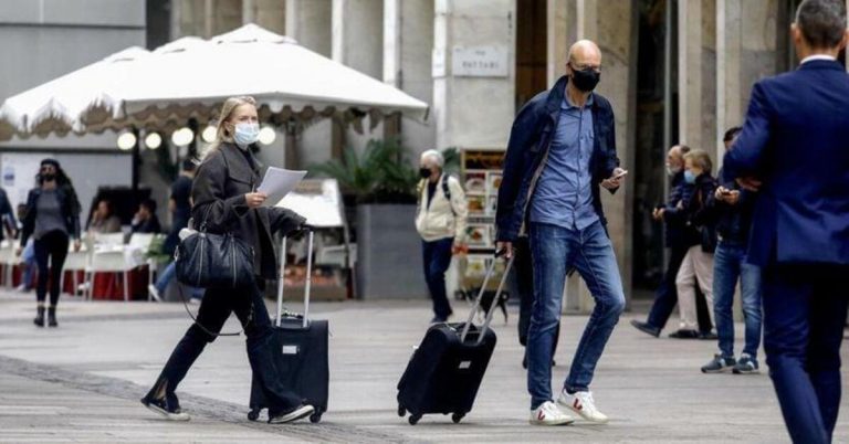 Turismo, disdetti voli e hotel a Milano. Sala: “E’ colpa della variante Omicron”