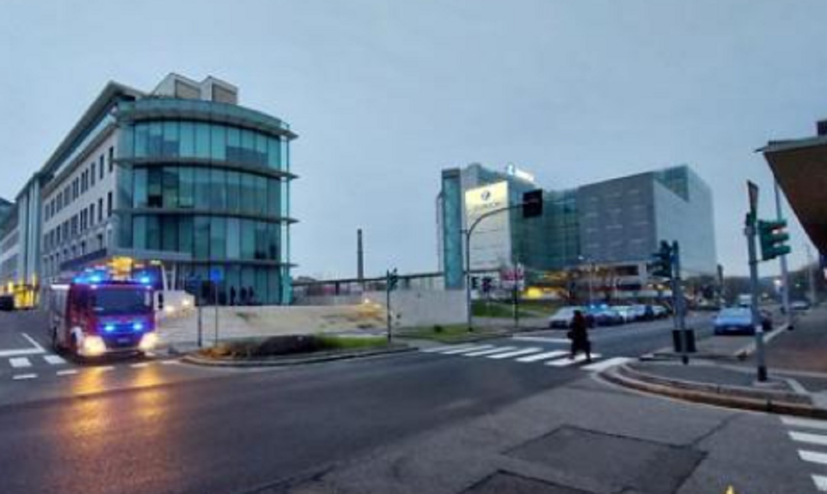 Milano, esplosione in un palazzo di Generali in via Crespi: presunta autrice in codice rosso
