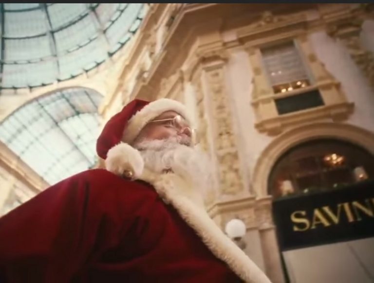 Campagna per il turismo: a Milano arriva Babbo Natale sul tram per il Polo Nord