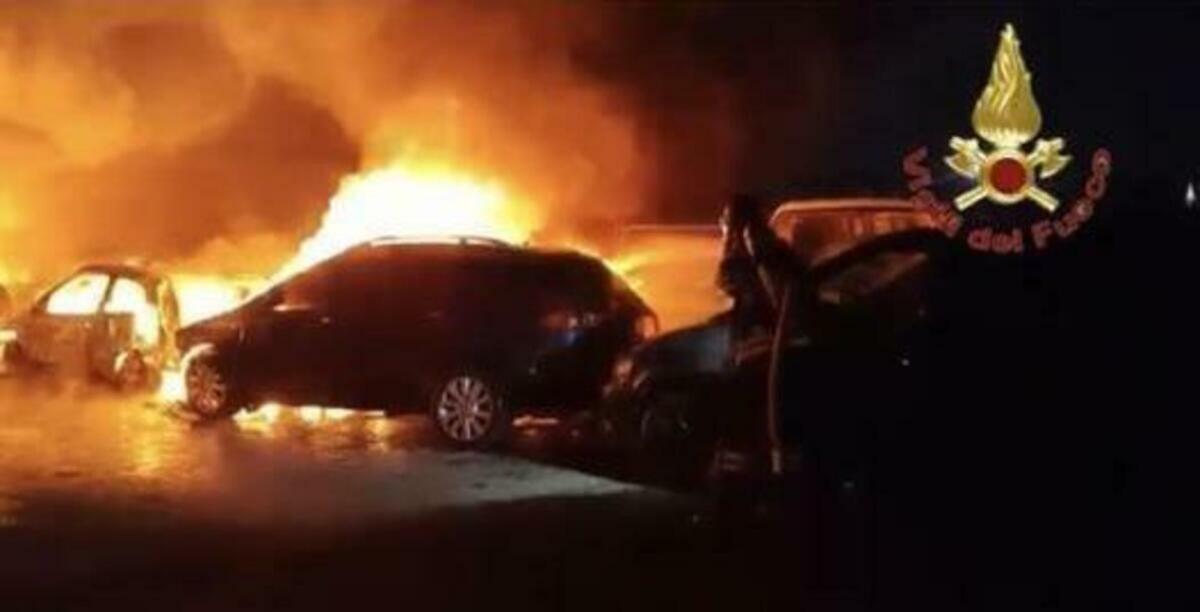Incendio in via Ripamonti: a fuoco 20 auto e un’autocisterna con olio