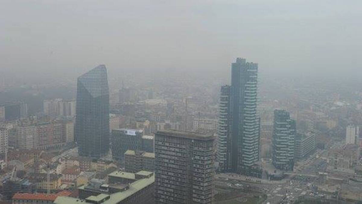 Inquinamento record a Milano: 25 giorni da bollino rosso a gennaio