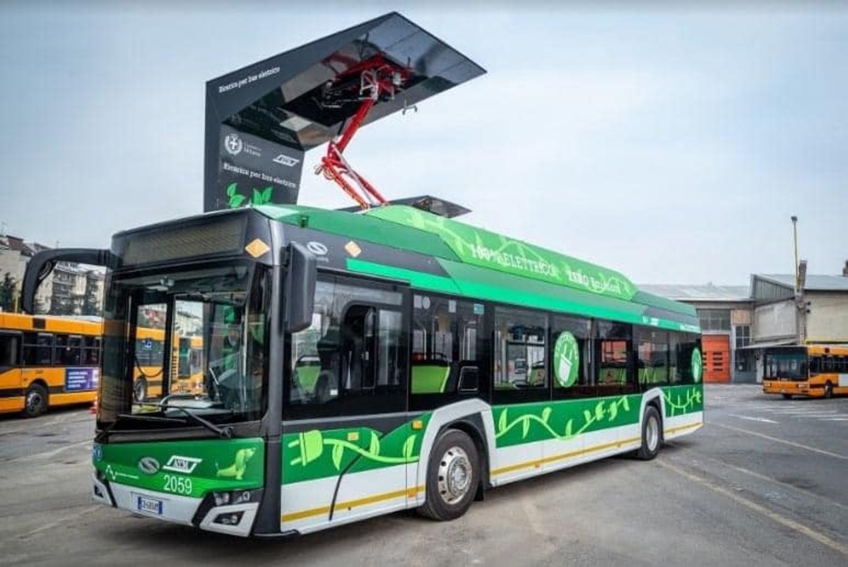 Entro il 2030 a Milano ci saranno solo bus elettrici: l’investimento da 1,2 miliardi