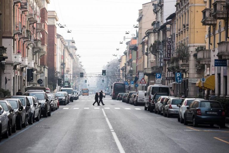 Locali e alberghi senza clienti: il nuovo lockdown di Milano