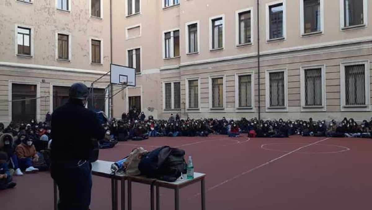 Occupato il liceo classico Manzoni di Milano, gli studenti: “Autogestiremo la nostra salute”