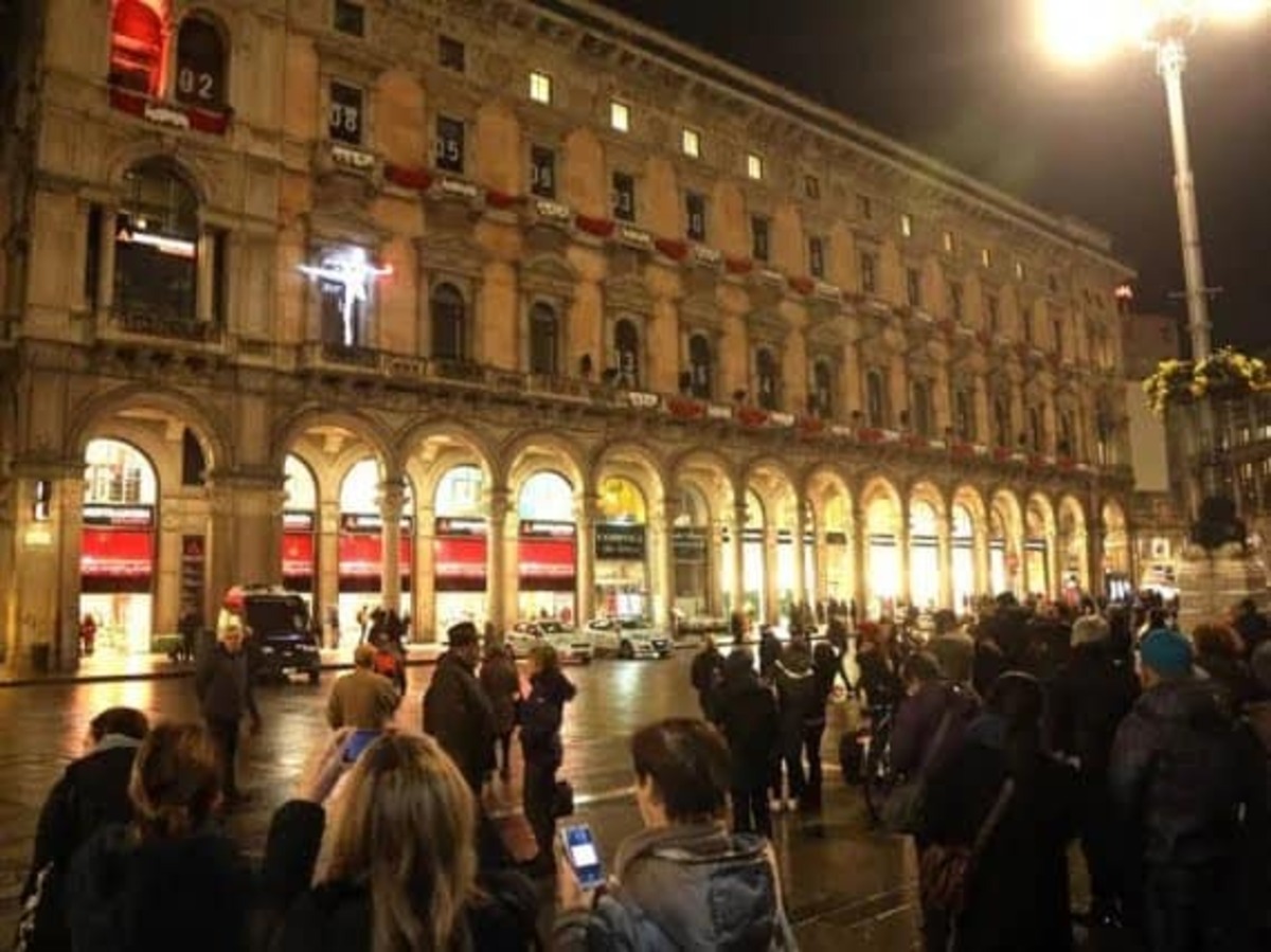 Il nuovo hotel extralusso in Duomo prenderà il posto della Mondadori