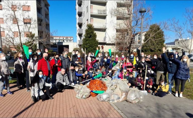 Rifiuti in strada, il test del cestino a croce
