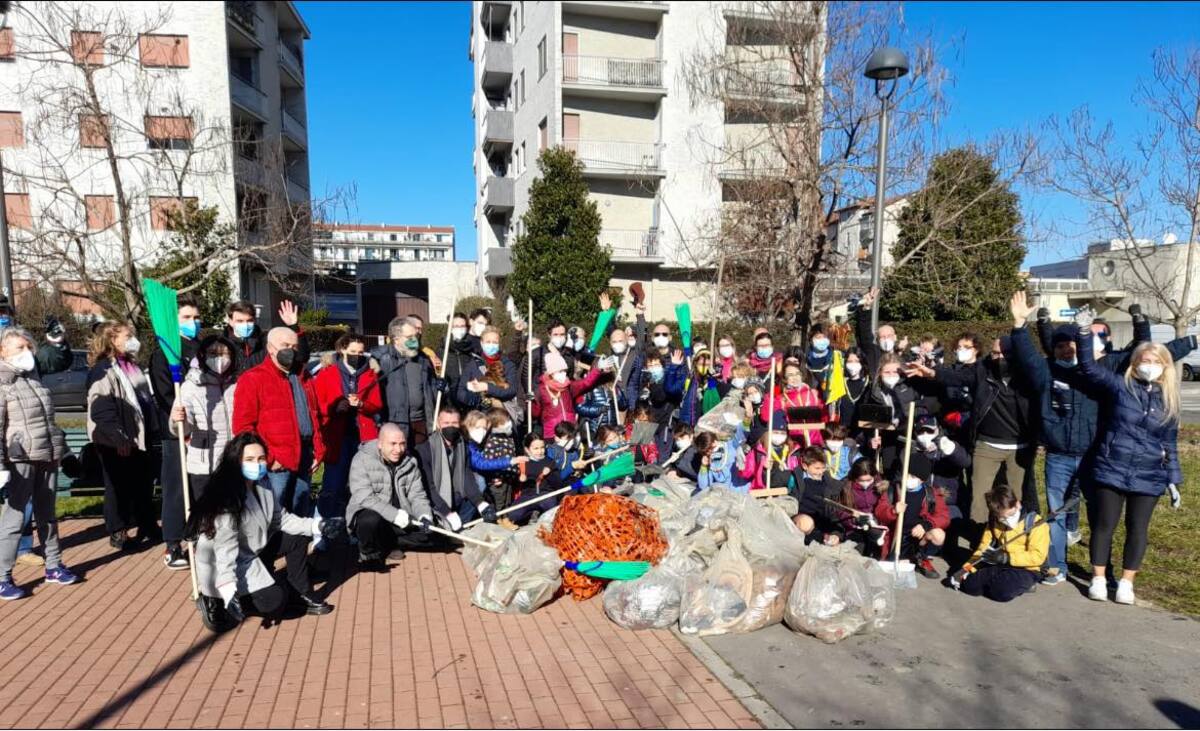 Rifiuti per strada a Milano, Amsa: “Ottimizzare la distanza tra un cestino e l’altro”