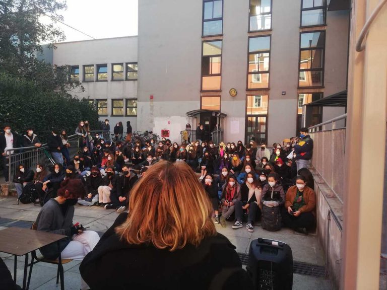 Scuole occupate, gli studenti protestano a Milano